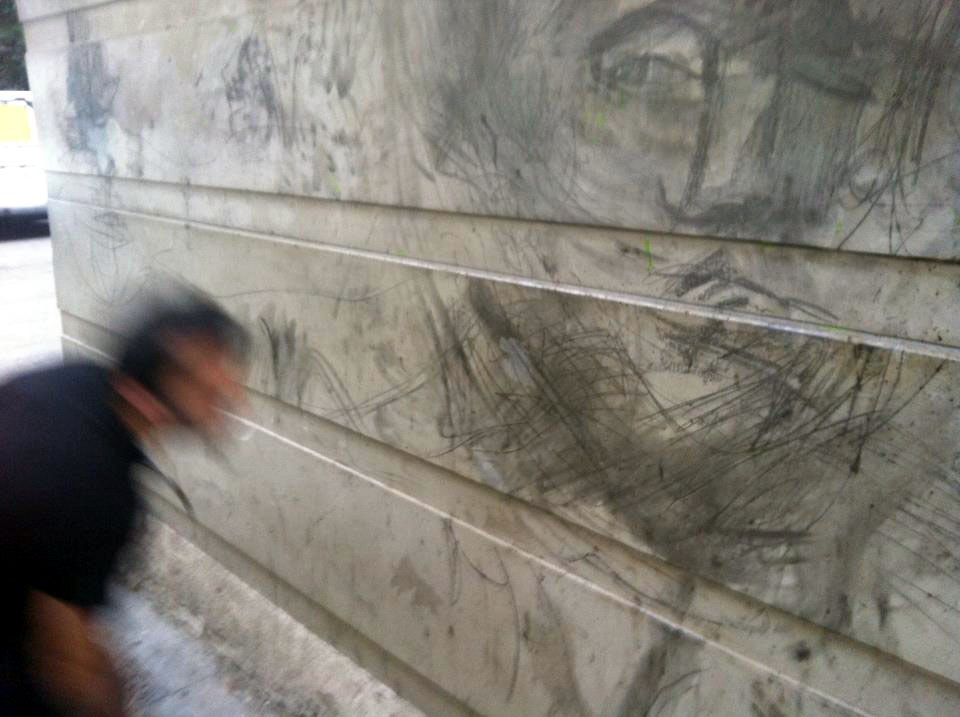 Acción sobre muro en Barcelona. Tony Ramos Ramat. 2012