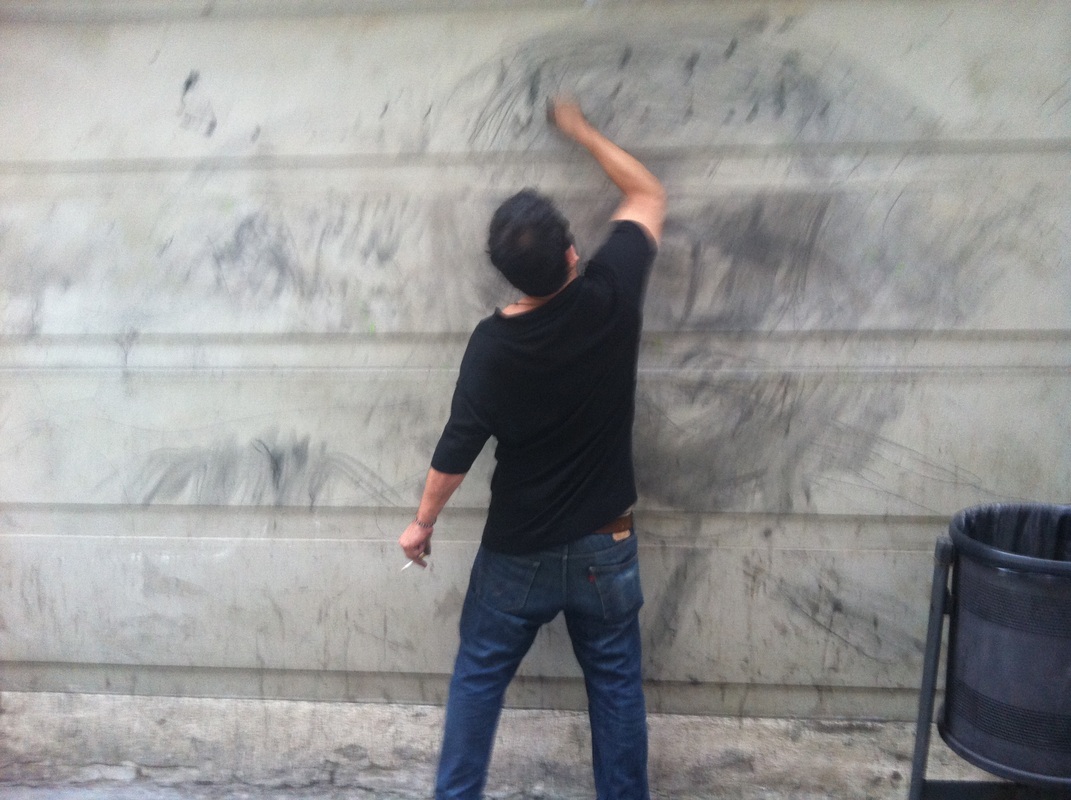 Acción sobre muro en Barcelona. Tony Ramos Ramat. 2012